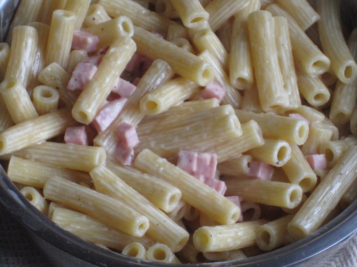 Гратен из пасты с фетой и ветчиной