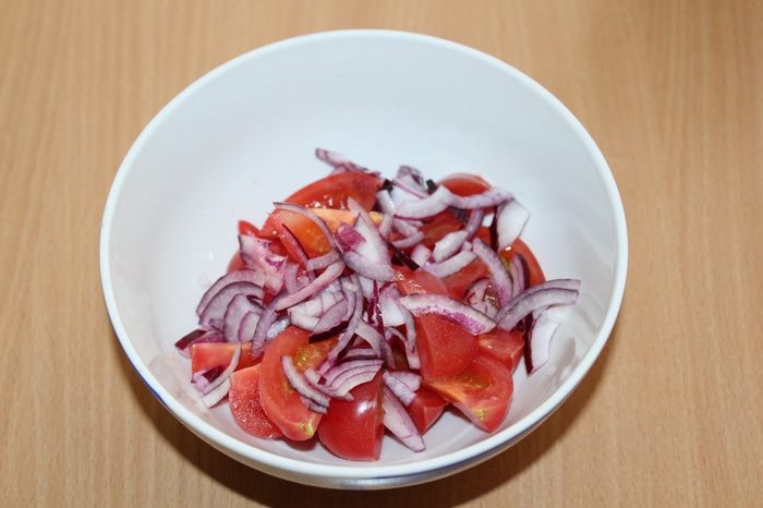 Салат с помидорами, авокадо, кукурузой и фасолью
