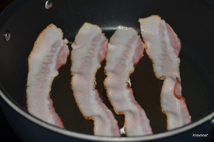 Свиные котлеты со сливочным соусом и беконом