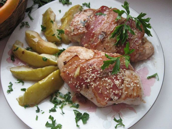 Куриное филе, фаршированное зеленым яблоком и грибами    