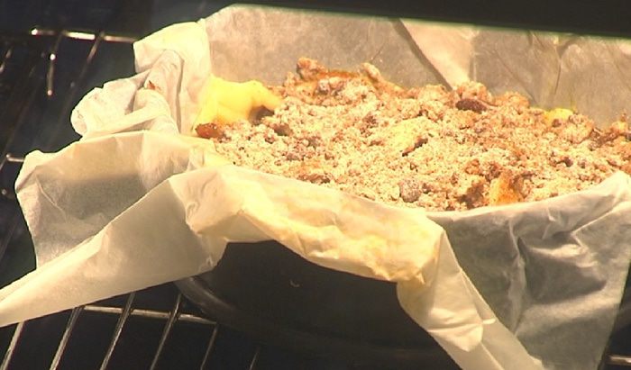 Яблочно-грушевый пирог с изюмом 