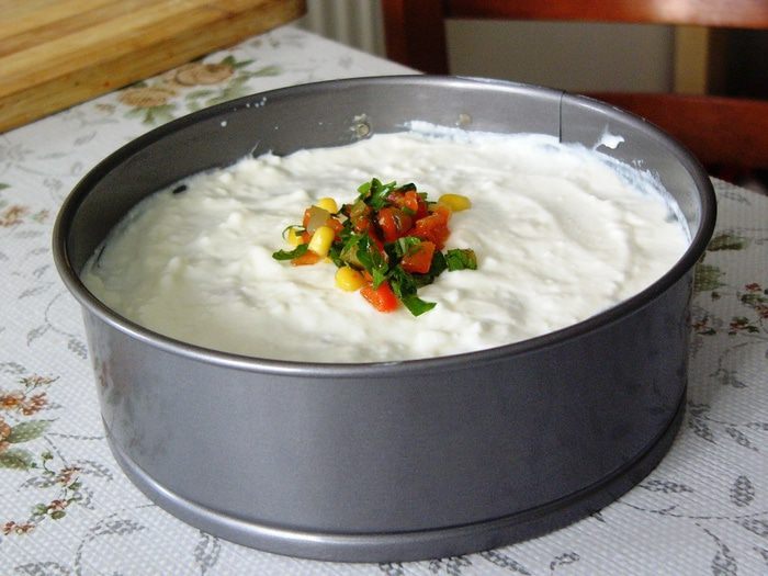 Картофельный торт-салат под йогуртовым соусом