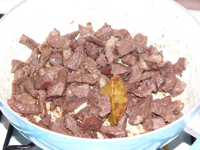 Мясо, тушеное с луком-шалотом