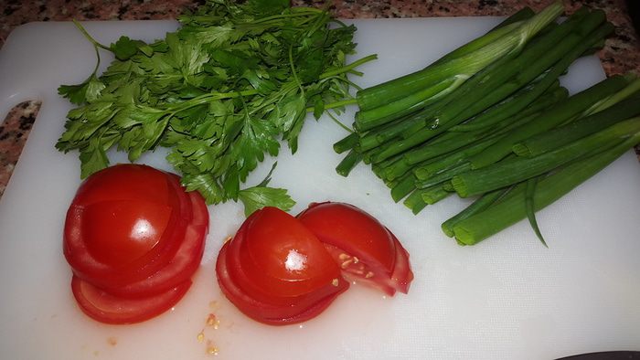 Лаваш, запеченный с тунцом, помидорами и сыром