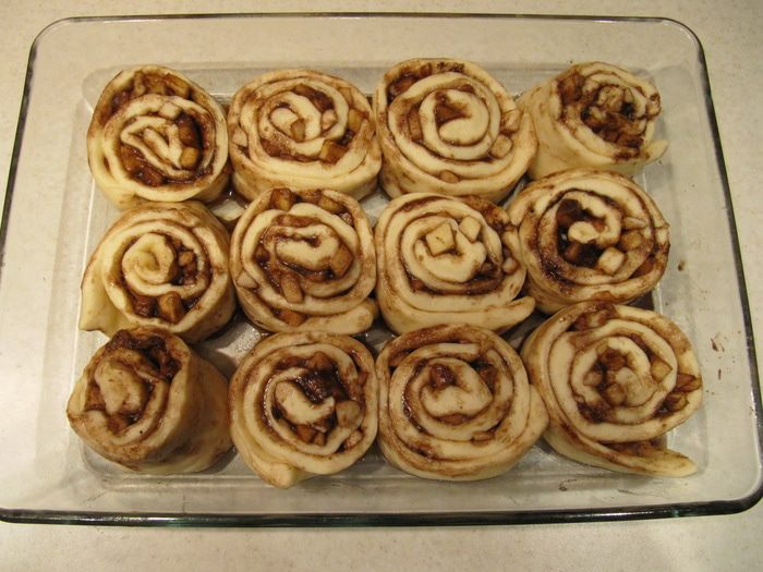 Синнабон с яблоками и карамелью (Caramel Apple Cinnamon Rolls)