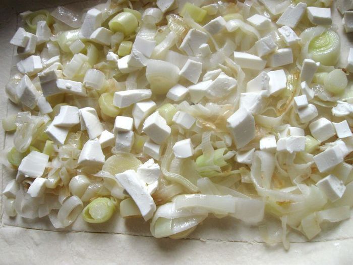 Пирог из слоеного теста с овощами