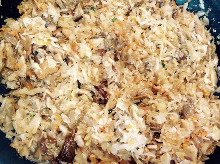 Пирог с грибами и квашеной капустой