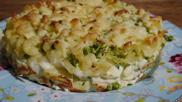 Запеканка из макарон с горошком, цукини и творогом 