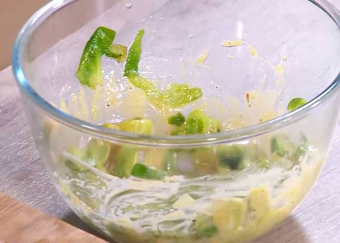 Салат из брюссельской капусты с яблоком и орехами
