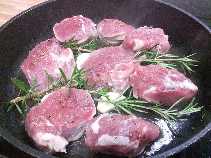 Свиные медальоны под шапочкой