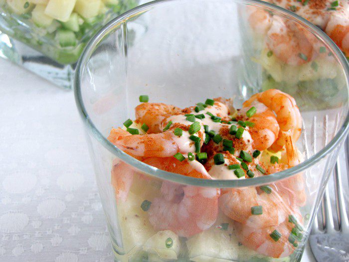 Салат-коктейль с креветками и ананасом