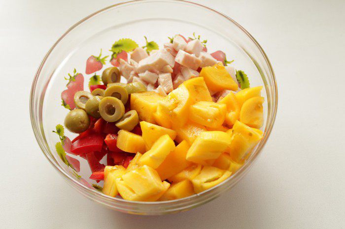 Хрустящий овощной салат с копченой куриной грудкой
