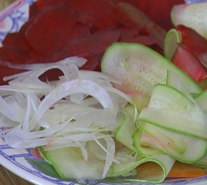 Салат из свежих овощей с мятой