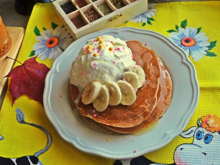 Панкейки кефирные с медом, бананом и сливками