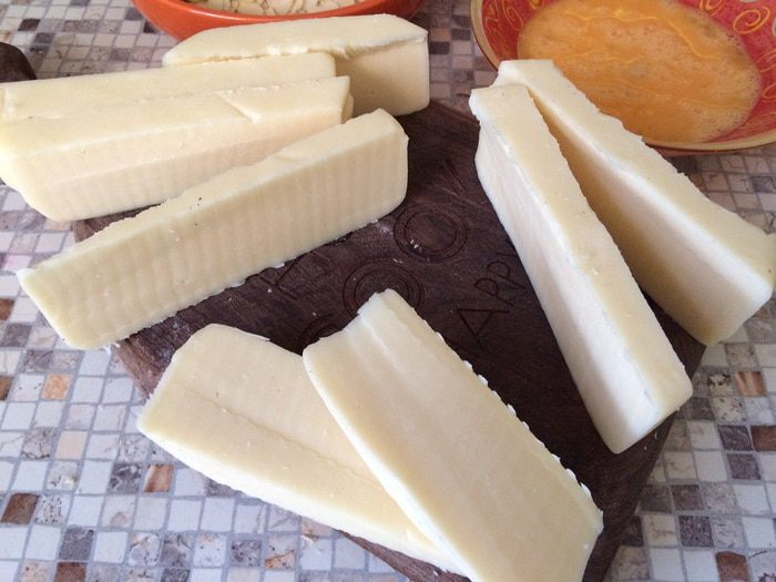 Сыр сулугуни в миндальной корочке с вареньем