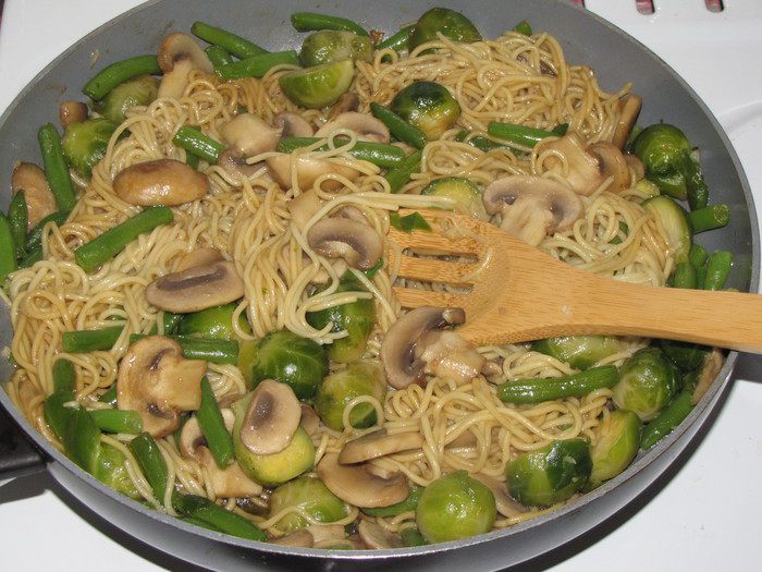 Японская лапша с овощами и омлетом