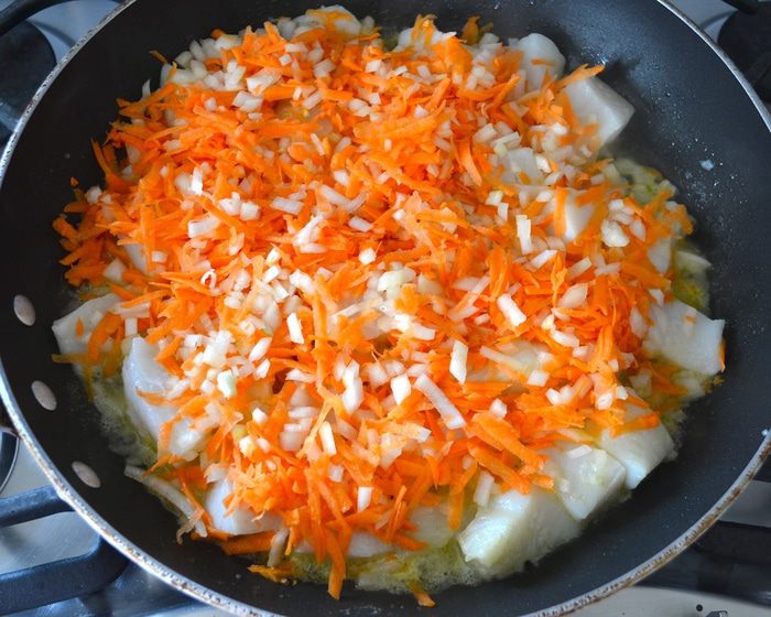 Рыба, тушенная с овощами