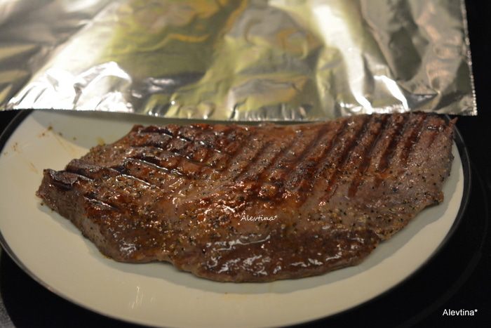 Говядина в красном винном соусе