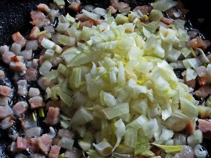 Серый горох с луком и беконом