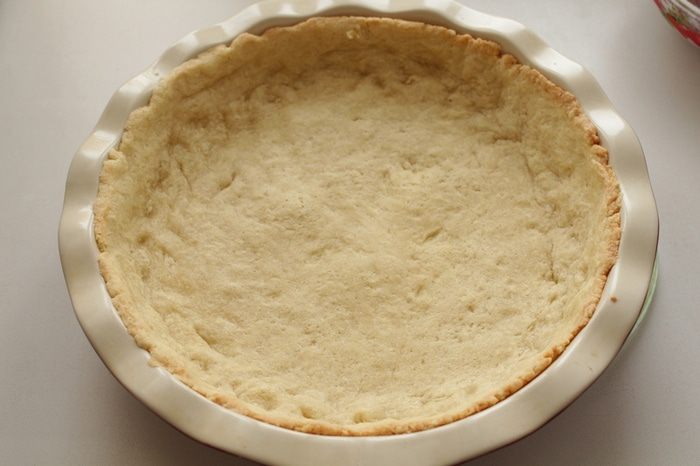 Тарт с белым шоколадом и брусникой