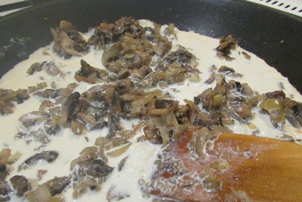 Мясные котлеты под сметанным соусом