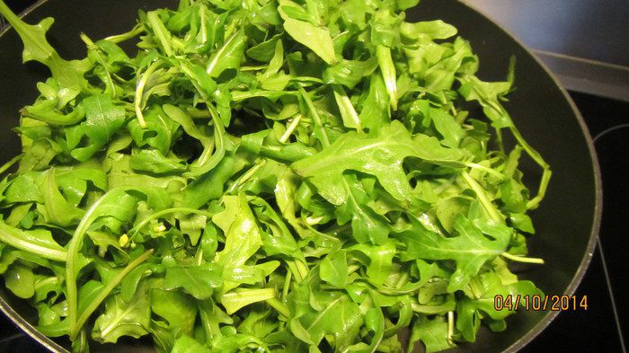 Пицца с руколой и помидорами черри