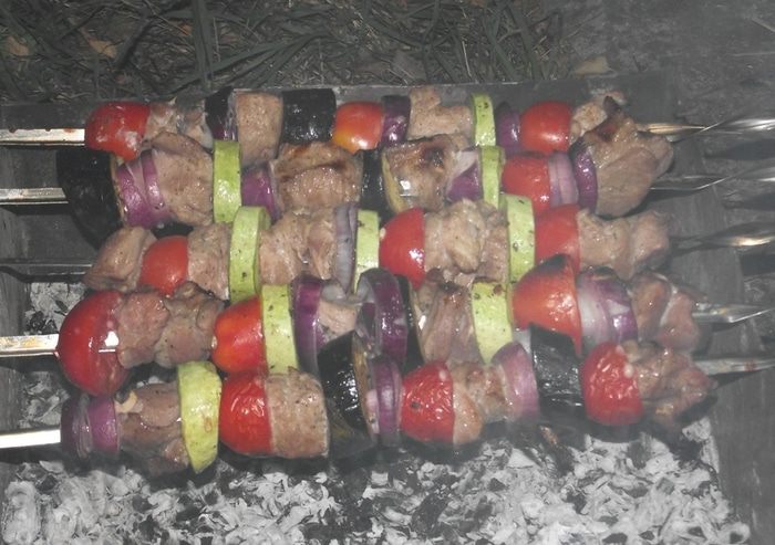 Шашлык из свинины с овощами в луковом маринаде