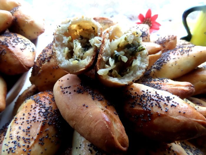 Мини-пирожки с капустой, сельдереем, шпинатом и сыром