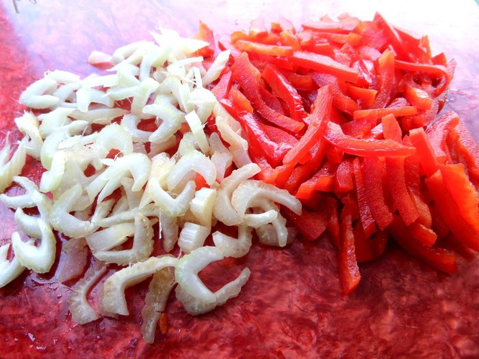 Рисовая вермишель с овощами и курицей