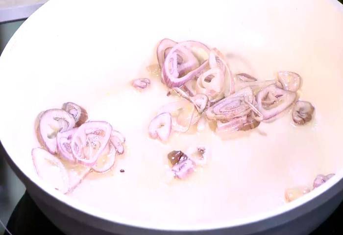 Мини-киши со шпинатом, копченой рыбой и помидорами 