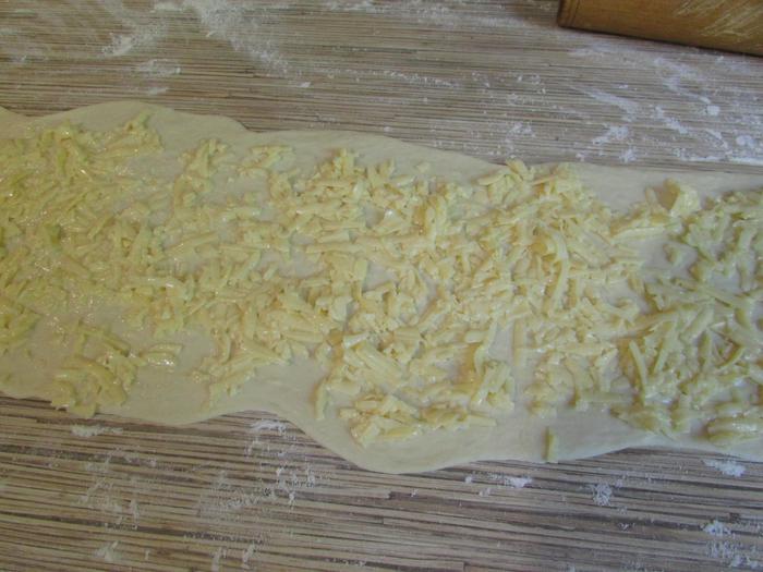 Открытый пирог с сыром и курицей