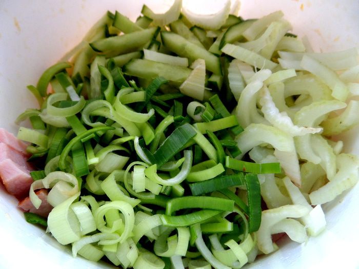 Салат с молодой картошкой и ветчиной
