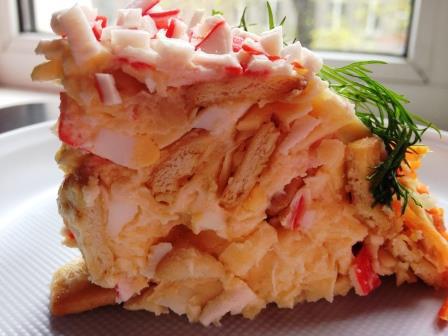 Торт-салат из крекеров и крабовых палочек