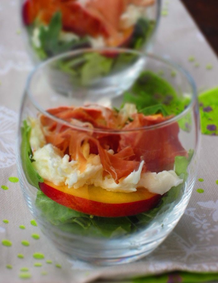 Салат с моцареллой, пармской ветчиной и нектарином