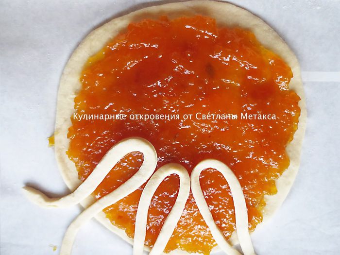 Пирог с начинкой из абрикосового джема (Фигурная выпечка - идея авторская)