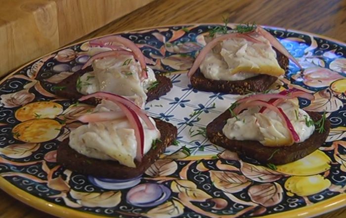 Бутерброд с белой рыбой и соусом из йогурта и каперсов 