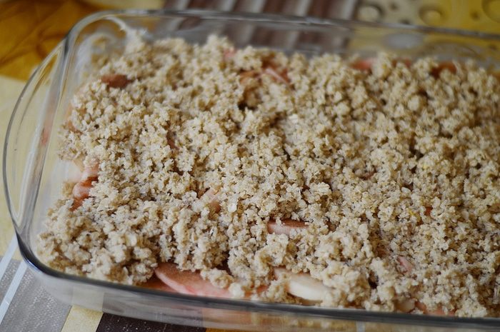 Овсяный крамбл с яблоками