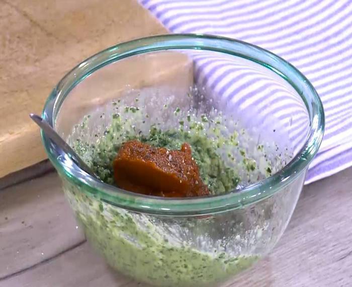 Киноа с жареными овощами и соусом песто 