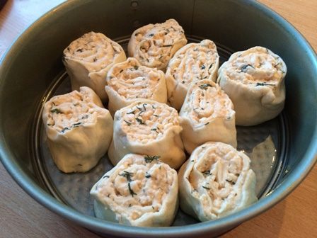 Рулетики из слоеного теста с брынзой и травами