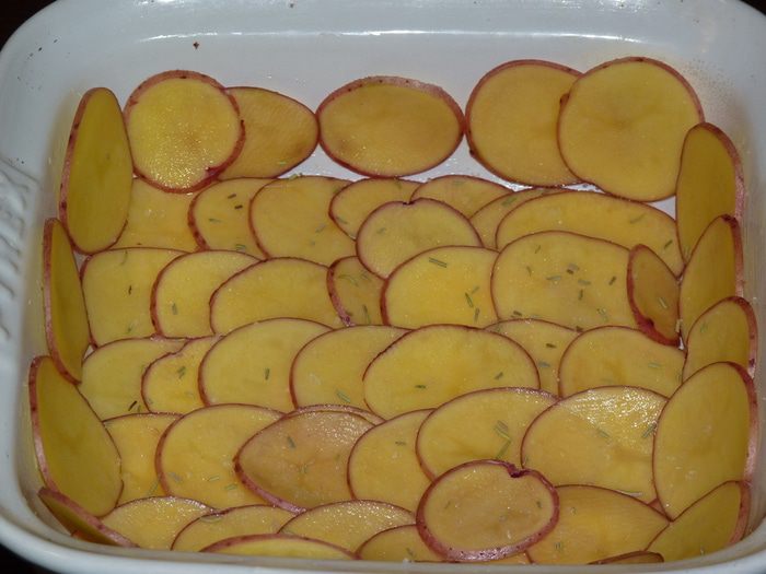 Овощная запеканка с ветчиной и розмарином