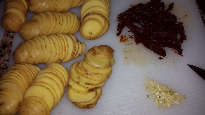 Картофель, запеченный с моцареллой, вялеными томатами и кунжутом