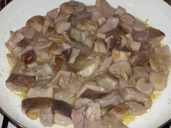 Белые грибы, жареные с луком и сметаной