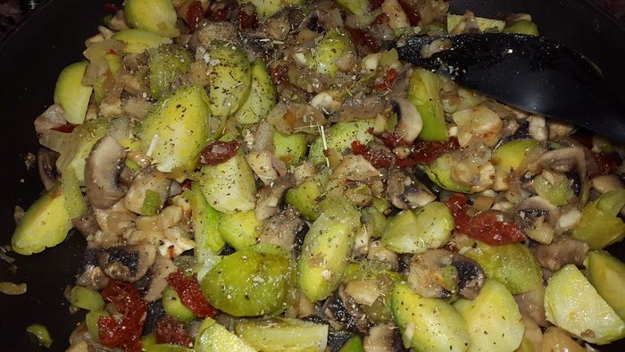 Брюссельская капуста с каштанами, грибами и вялеными томатами
