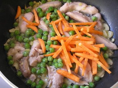 Соте из курицы с овощами и мятой