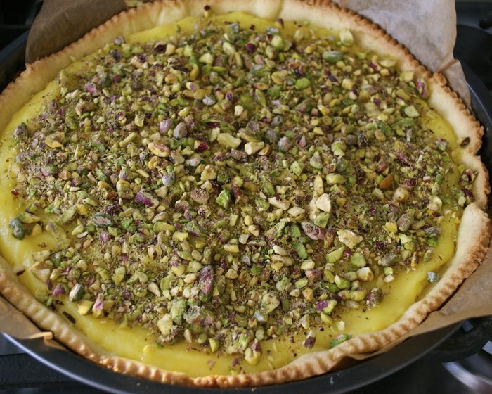 Тарт с лимонным кремом и фисташками