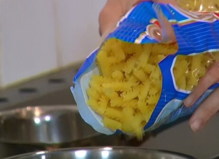 Салат Нисуаз с макаронами и яйцом пашот 