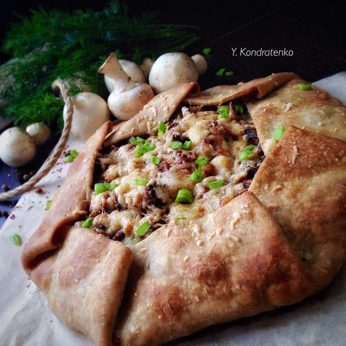 Ржаная галета с картофелем и грибами