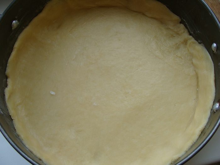 Пирог из пресного теста с грибами