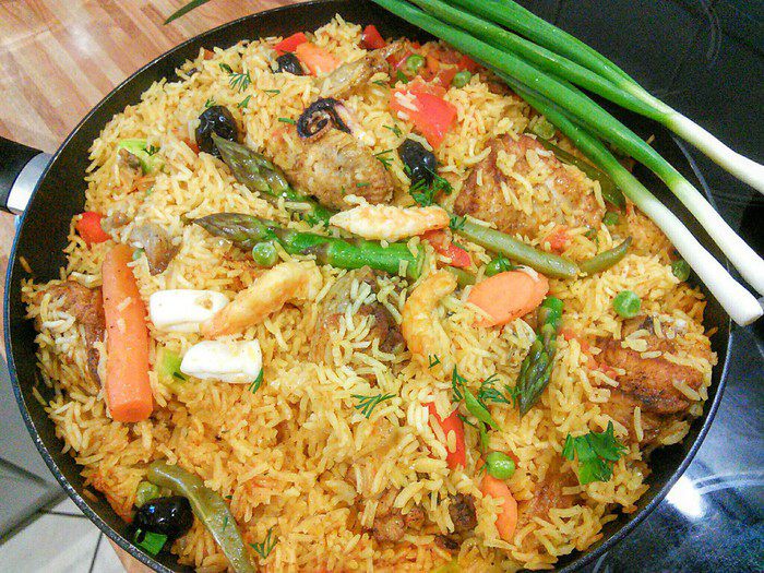 Паэлья с курицей и морепродуктами 