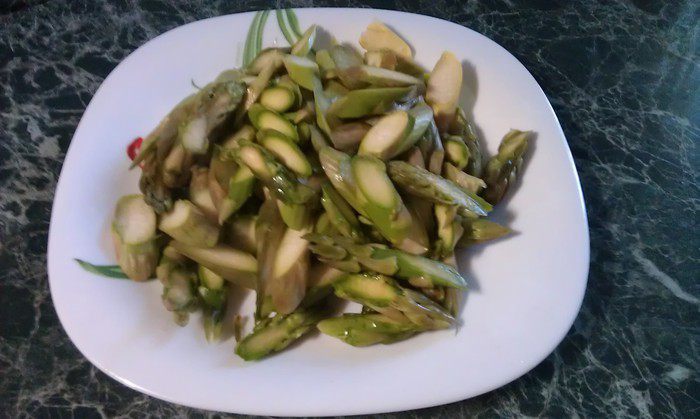 Паста со спаржей и молодым горошком